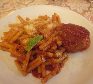 Vorspeise Rigatoni mit Fleischbällchen