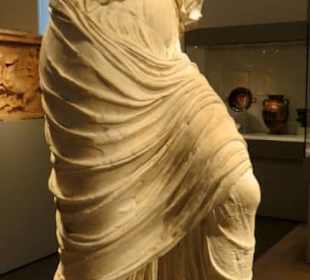 Aphrodite auf der Schildkröte; griech. ca. 420 v.C