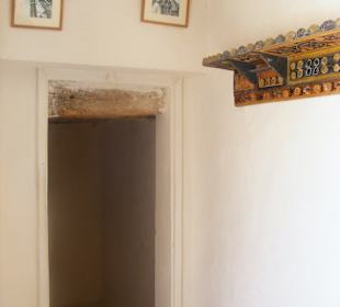 Zimmer mit schönen Holzarbeiten an der Wand