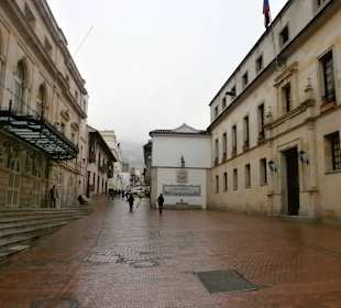 Blick zwischen Oper und Regirungsgebäude