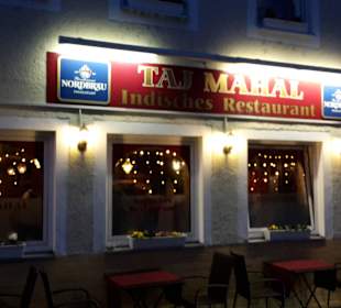 Außenansicht bei Nacht