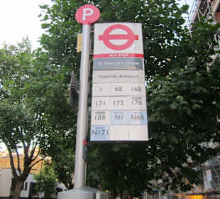 Busstation vor dem Hotel