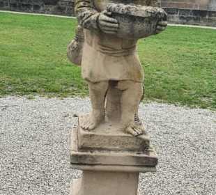 Vier Sandsteinfiguren verteilt