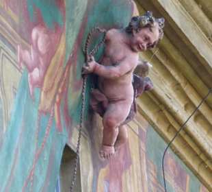 Engel auf der seitlichen Fassade