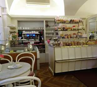 Blick in die Konditorei mit Café