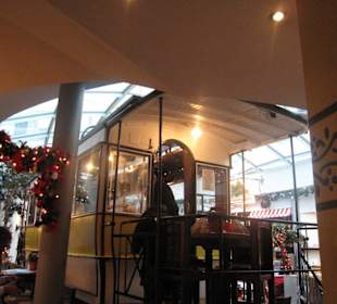 Der alte Straßenbahnwagen im Innenbereich