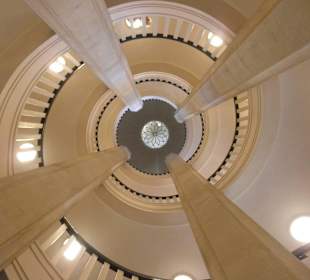 "Nach Oben" - Wendeltreppe im Schloss