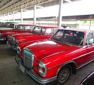 In der Haupthalle des Jesada Fahrzeug Museums