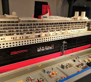 Die Queen-Mary II komplett aus Legosteinen