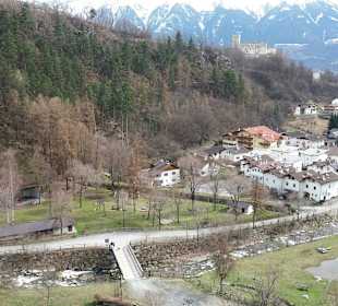 Saldurbach mit Spielplatz und Hotel Saldur (gelb)