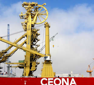 Vorbeifahrt an einem Seekabelverleger