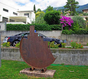 Etwas Kunst am Ufer entlang