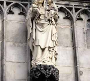 Statuen an der Fassade des Aachener Doms