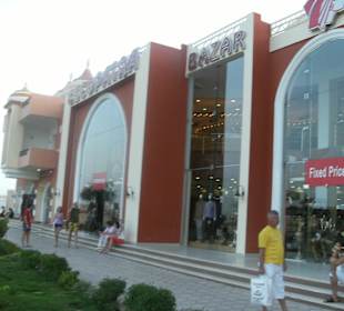  1 km vom Hotel Dana Beach Resort zum großen Einkaufen