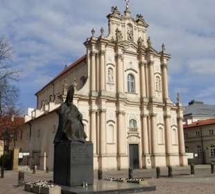 Denkmal Kardinal Wyszyński vor Visitantinnenkirche