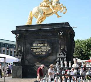 Zu Füßen des "Goldenen Reiters"