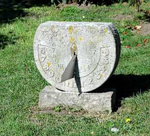 Sonnenuhr im Kirchgarten