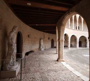 Romanische Arkaden im Erdgeschoss