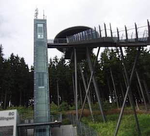 Anlaufturm mit Glasaufzug
