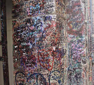 Liebesschwüre am Durchgang zum Hof