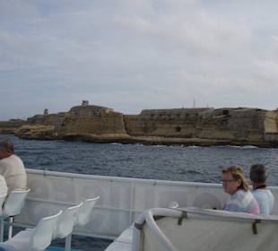 Blick auf Boot und Stadt