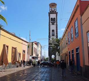 Gasse mit Weihnachtsdeko