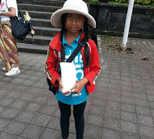 Kleine Postkartenverkäuferin