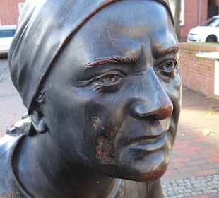 Ansichten des Denkmals für die Torffrauen