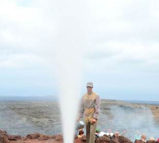 Was passiert wenn man Wasser in die Erde kippt?
