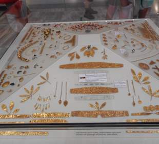 Gold jewelery from the tombs 1