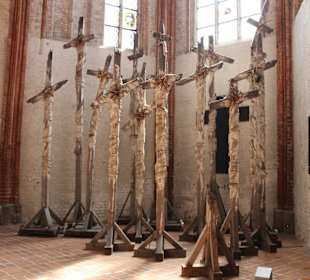 14 gebrochene Kreuze von G. Uecker