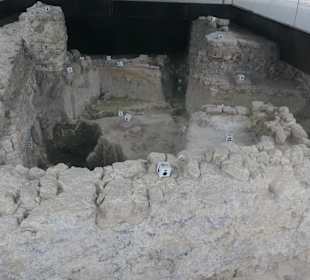 Archäologische Vitrine: Blick in die Vergangenheit