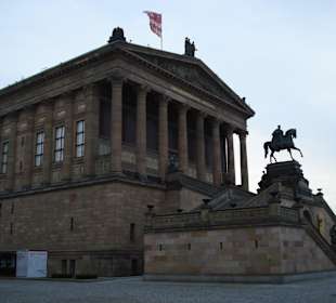 Museum in der Abenddämmerung
