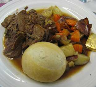 Hauptgericht im Speisewagen