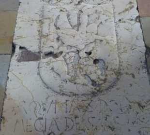 Ein der Grabplatten in der Kathedrale von Silves
