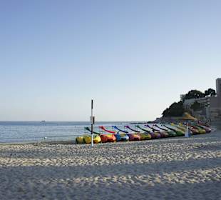 Strand gegen Abend und Trettboote