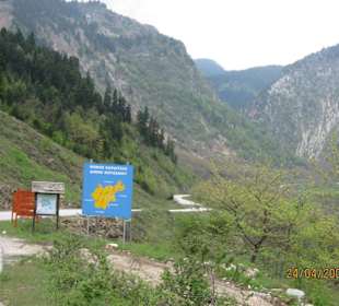 Fahrt zwischen eine Schlucht