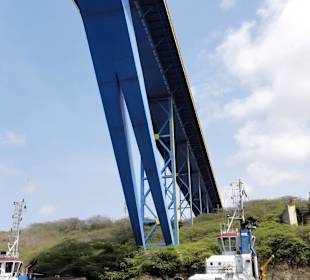 Blick vom Schiff auf die Brücke