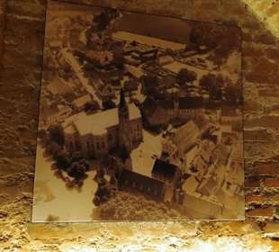 Alte Fotografien an Backsteininnenwand