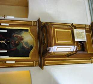 Kirchenkanzel mit Altar