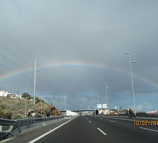 Regenbogen über die Autobahn