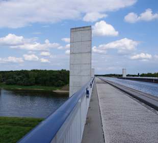 Trogbrücke über der Elbe