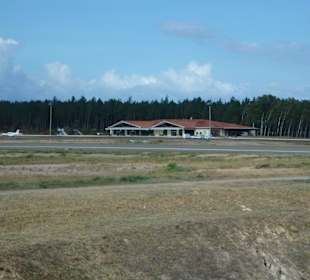 Blick auf die Flughafengebäude mit Landebahn