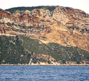 Sicht vom Wasser auf die Route des Crêtes