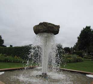 Der schwebende Stein im Park der Gärten