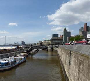 Bei den Landungsbrücken in Hamburg