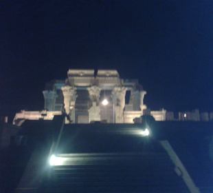 Tempel Komobo bei nacht