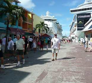 Vorm Kreuzfahrtschiff in die Shoppingmeile