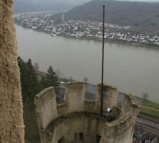 Von der Burgmauer ins Mittelrheintal hinunter