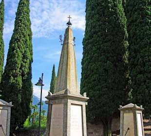 Vier Pfeiler mit Eisenketten verbunden